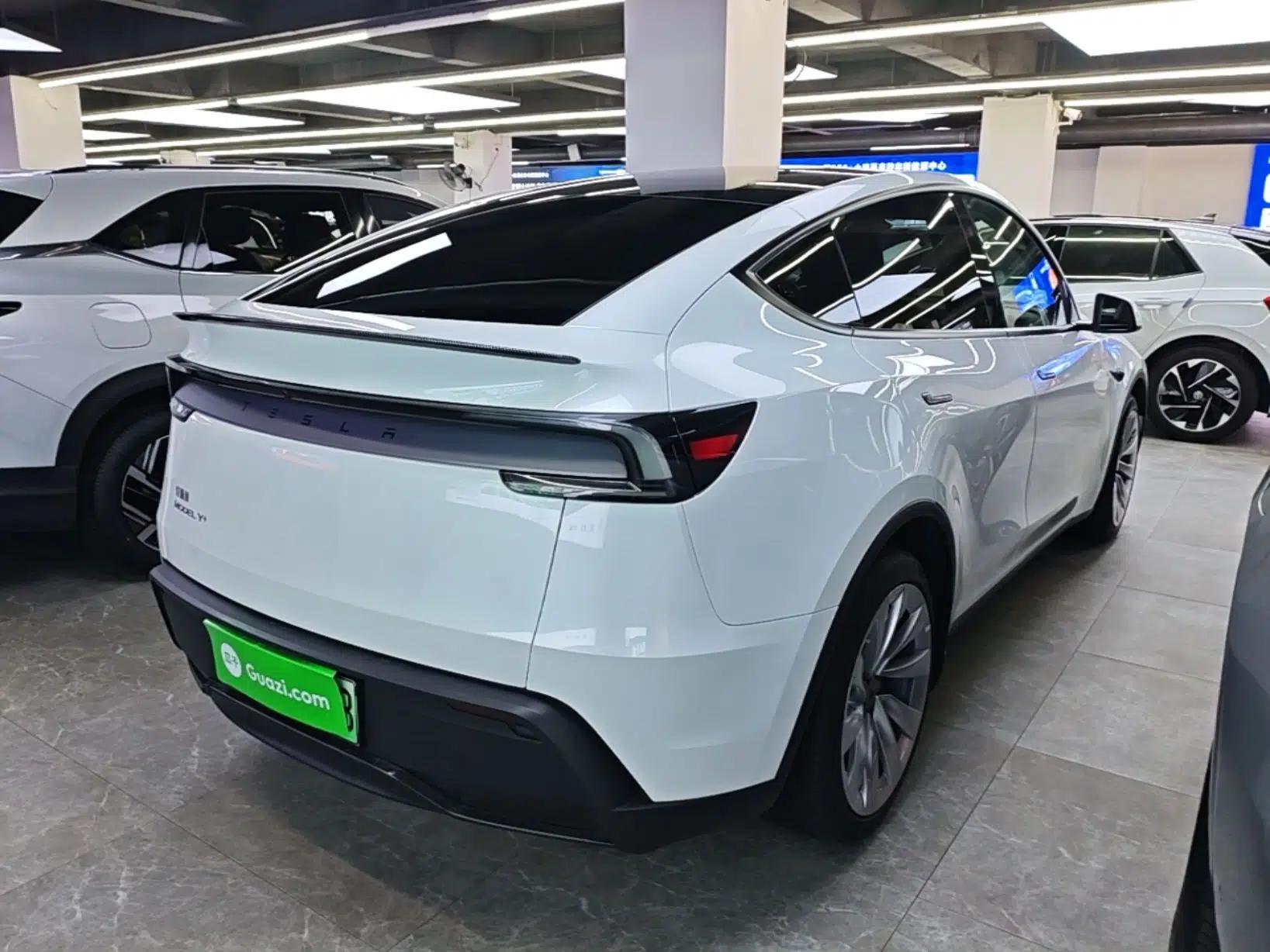 Tesla Model Y 2025 Long-Range All-Wheel-Drive Version — миниатюра 6
