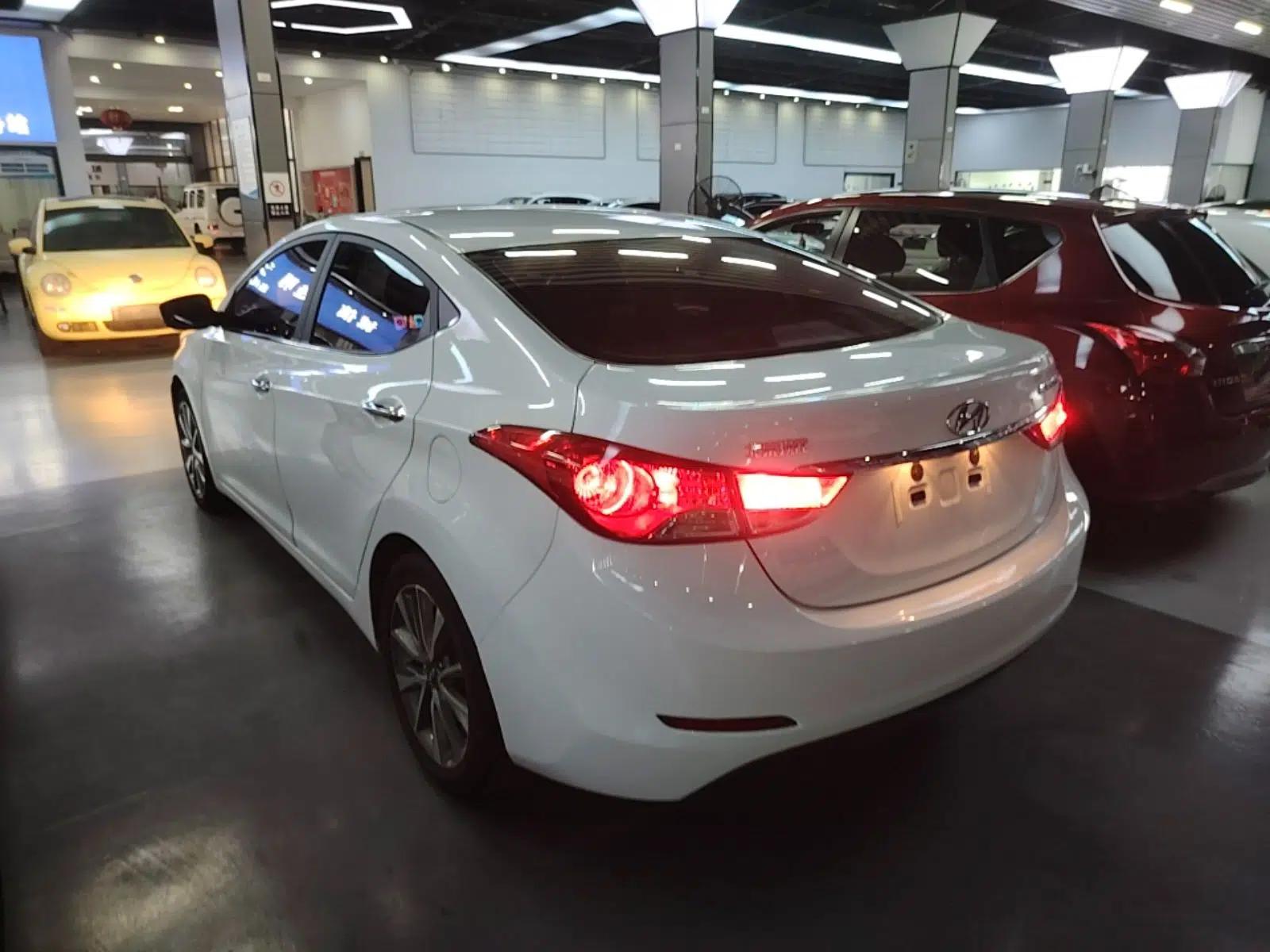 Hyundai Elantra (5th Generation / Langdong) 2015 1.6L Automatic Leading Model — миниатюра 4