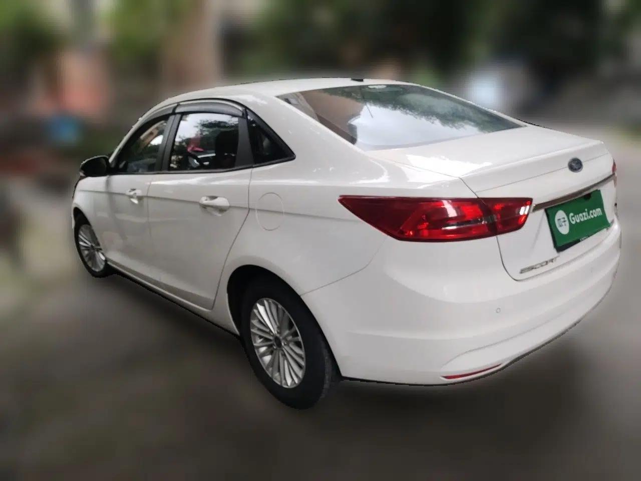 Ford Escort 2015 1.5L Automatic Comfort Edition — миниатюра 4