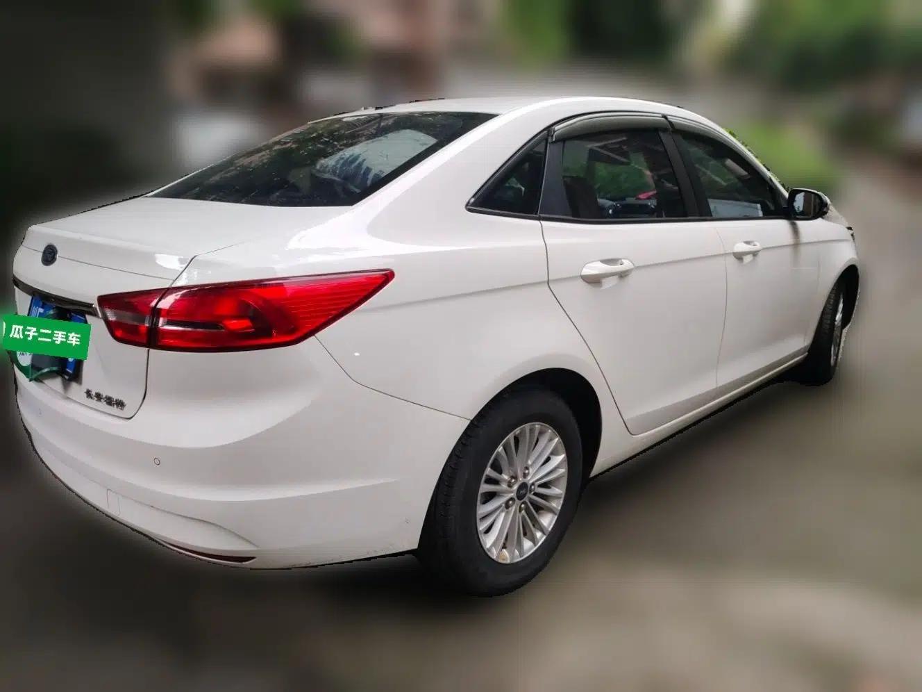 Ford Escort 2015 1.5L Automatic Comfort Edition — миниатюра 6