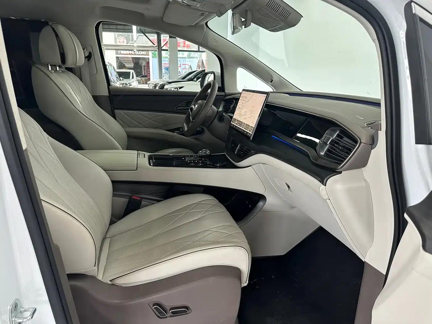 Denza D9 2022 DM-i 970 AWD Flagship Edition — миниатюра 12