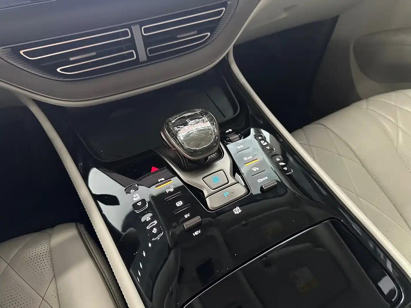 Denza D9 2022 DM-i 970 AWD Flagship Edition — миниатюра 20