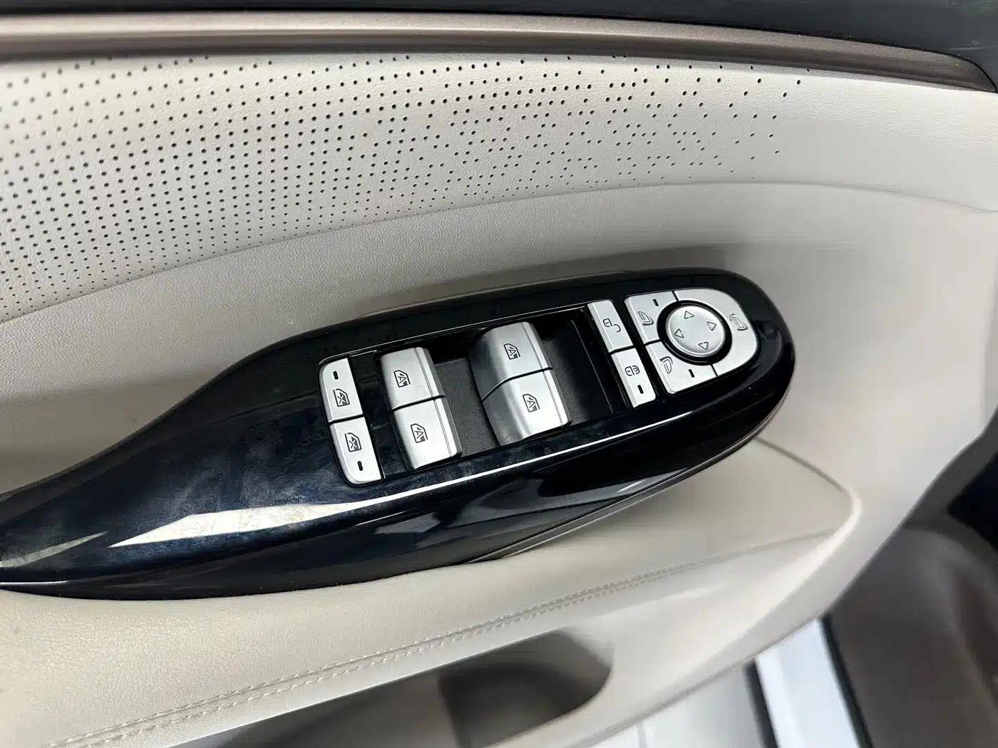 Denza D9 2022 DM-i 970 AWD Flagship Edition — миниатюра 22