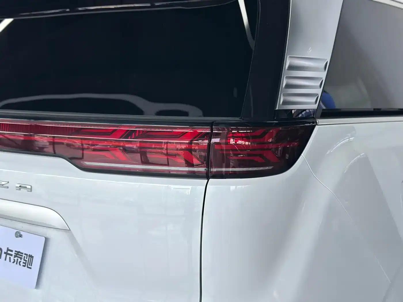 Denza D9 2022 DM-i 970 AWD Flagship Edition — миниатюра 27
