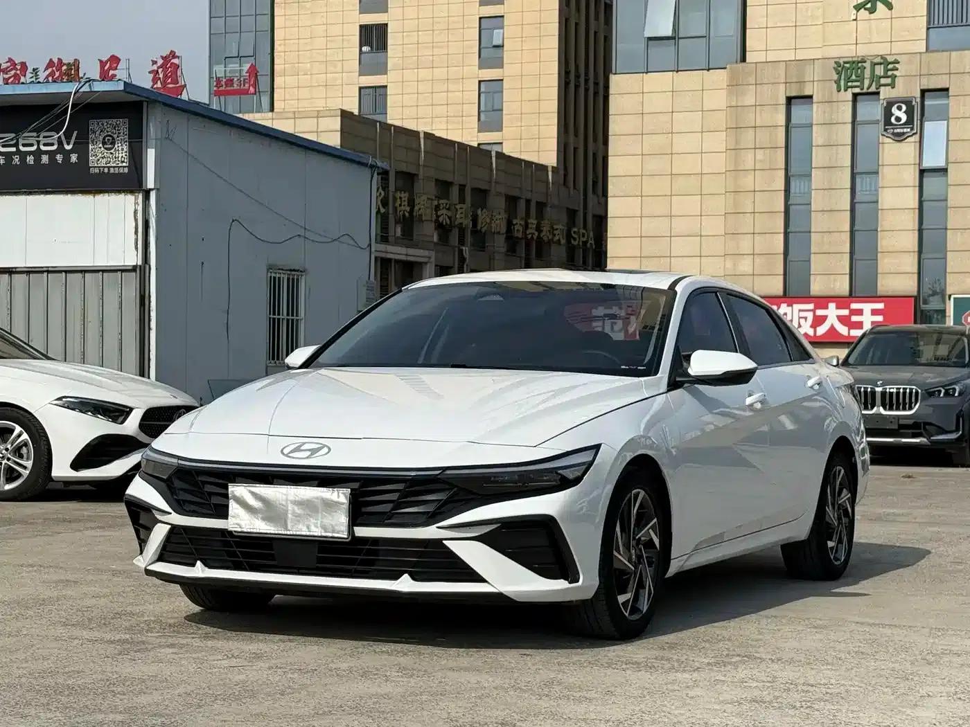 Hyundai Elantra 2023 1.5L CVT LUX Premium Edition — миниатюра 1