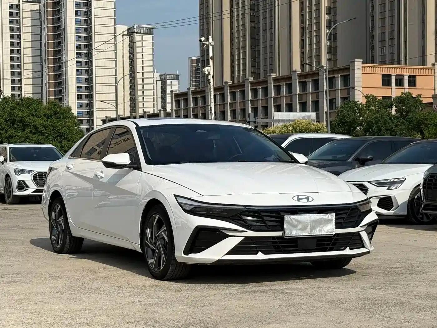 Hyundai Elantra 2023 1.5L CVT LUX Premium Edition — миниатюра 3
