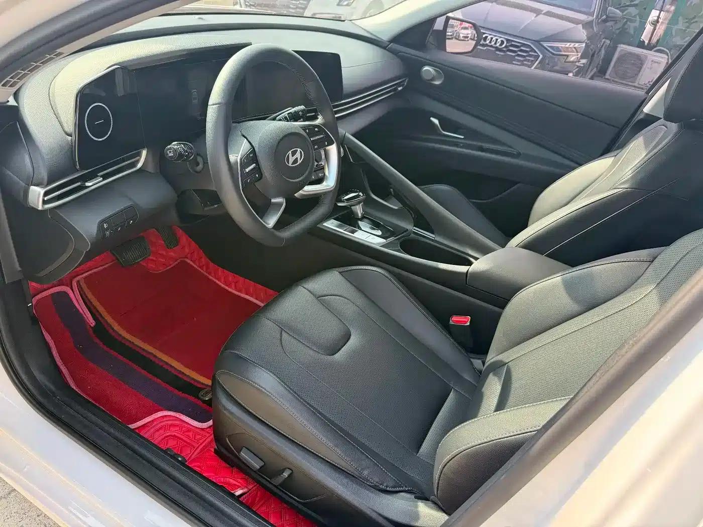 Hyundai Elantra 2023 1.5L CVT LUX Premium Edition — миниатюра 4