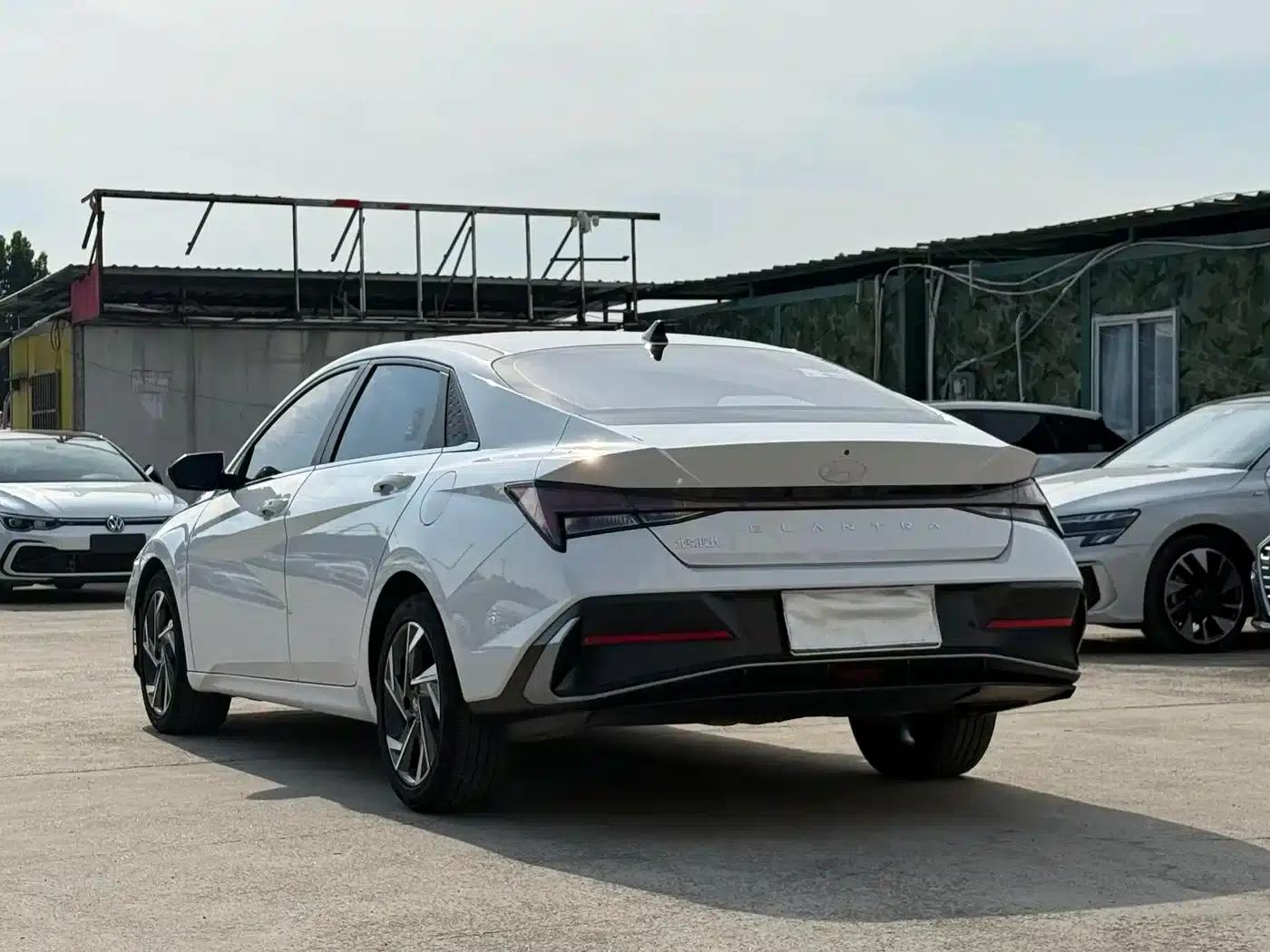 Hyundai Elantra 2023 1.5L CVT LUX Premium Edition — миниатюра 7