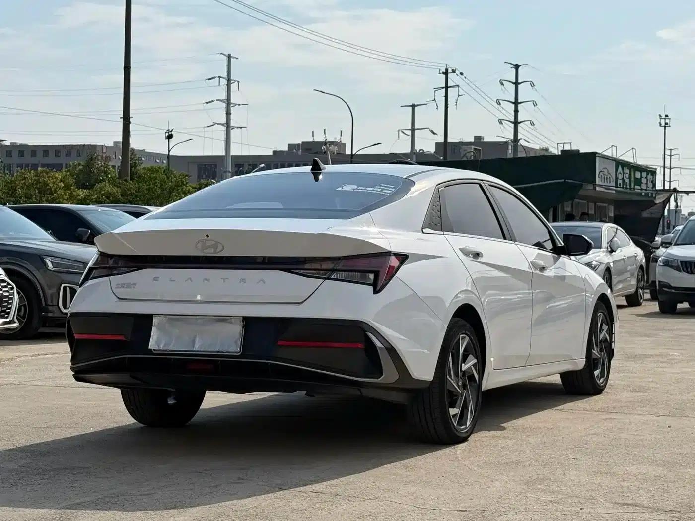 Hyundai Elantra 2023 1.5L CVT LUX Premium Edition — миниатюра 9