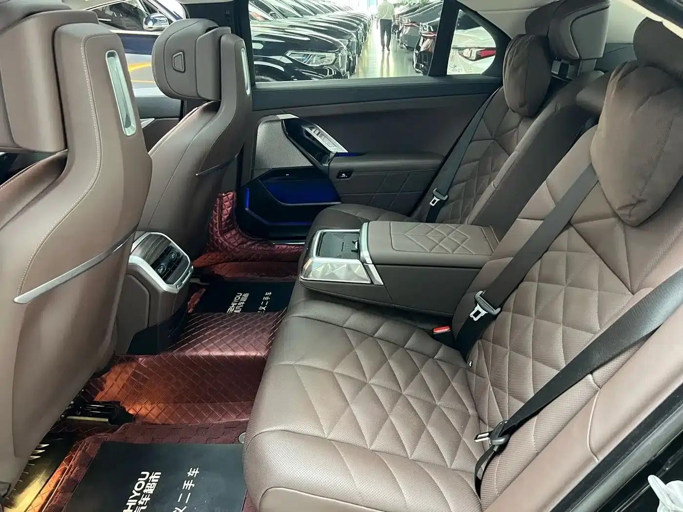 2023 BMW 7 Series 735Li M Sport Package — миниатюра 10