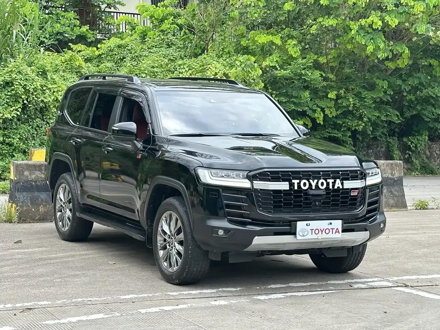 Land Cruiser (Imported) LC300 2022 3.5T GR 70th Anniversary Sport Edition — миниатюра 3