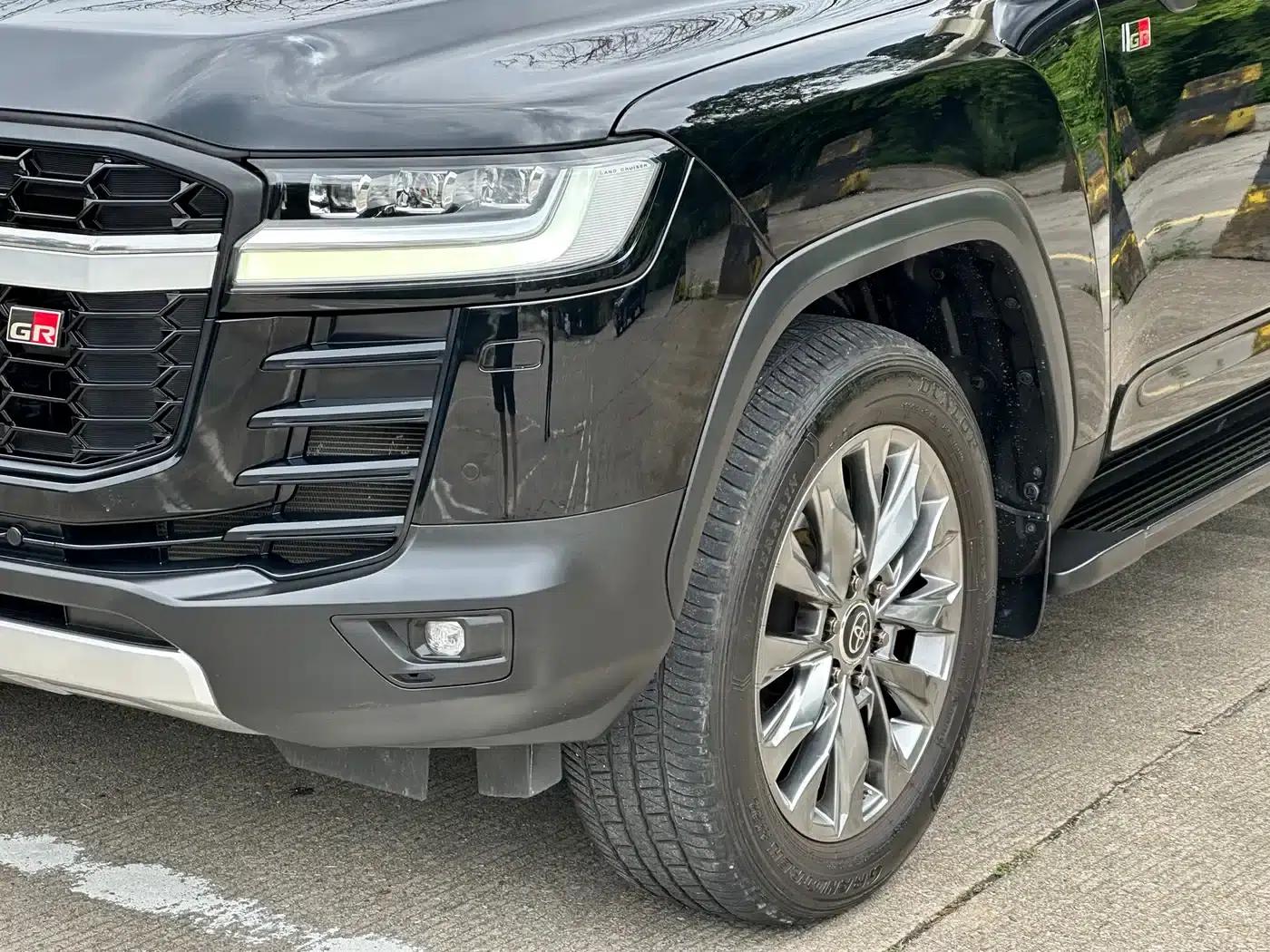 Land Cruiser (Imported) LC300 2022 3.5T GR 70th Anniversary Sport Edition — миниатюра 4