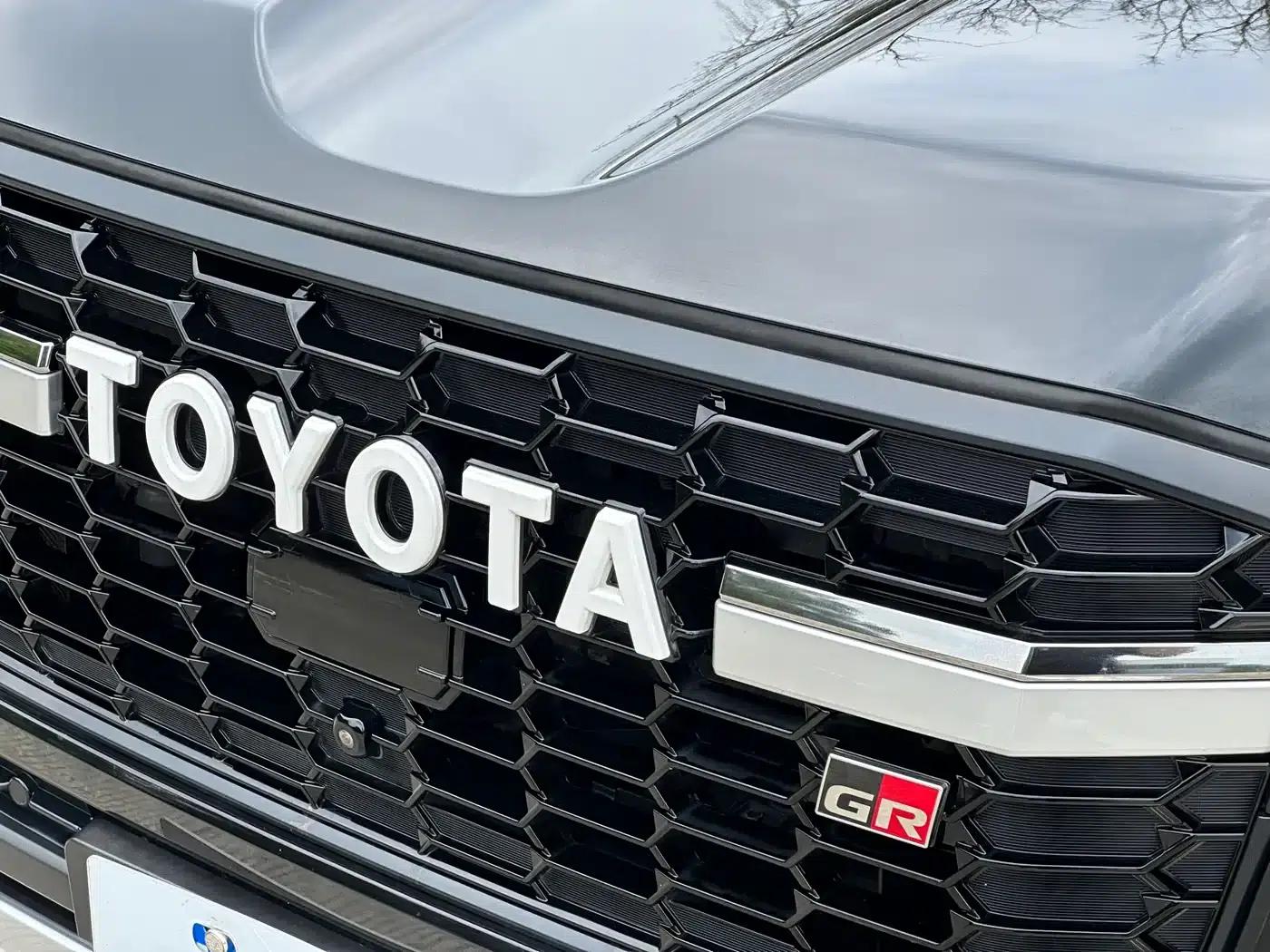 Land Cruiser (Imported) LC300 2022 3.5T GR 70th Anniversary Sport Edition — миниатюра 5