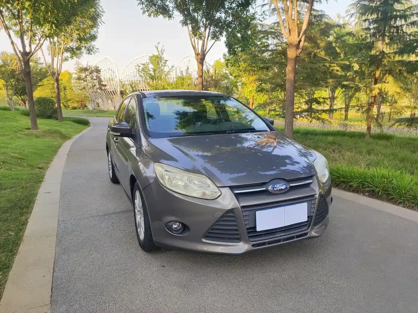 Ford Focus 2012 Sedan 1.6L Automatic Comfort — миниатюра 3