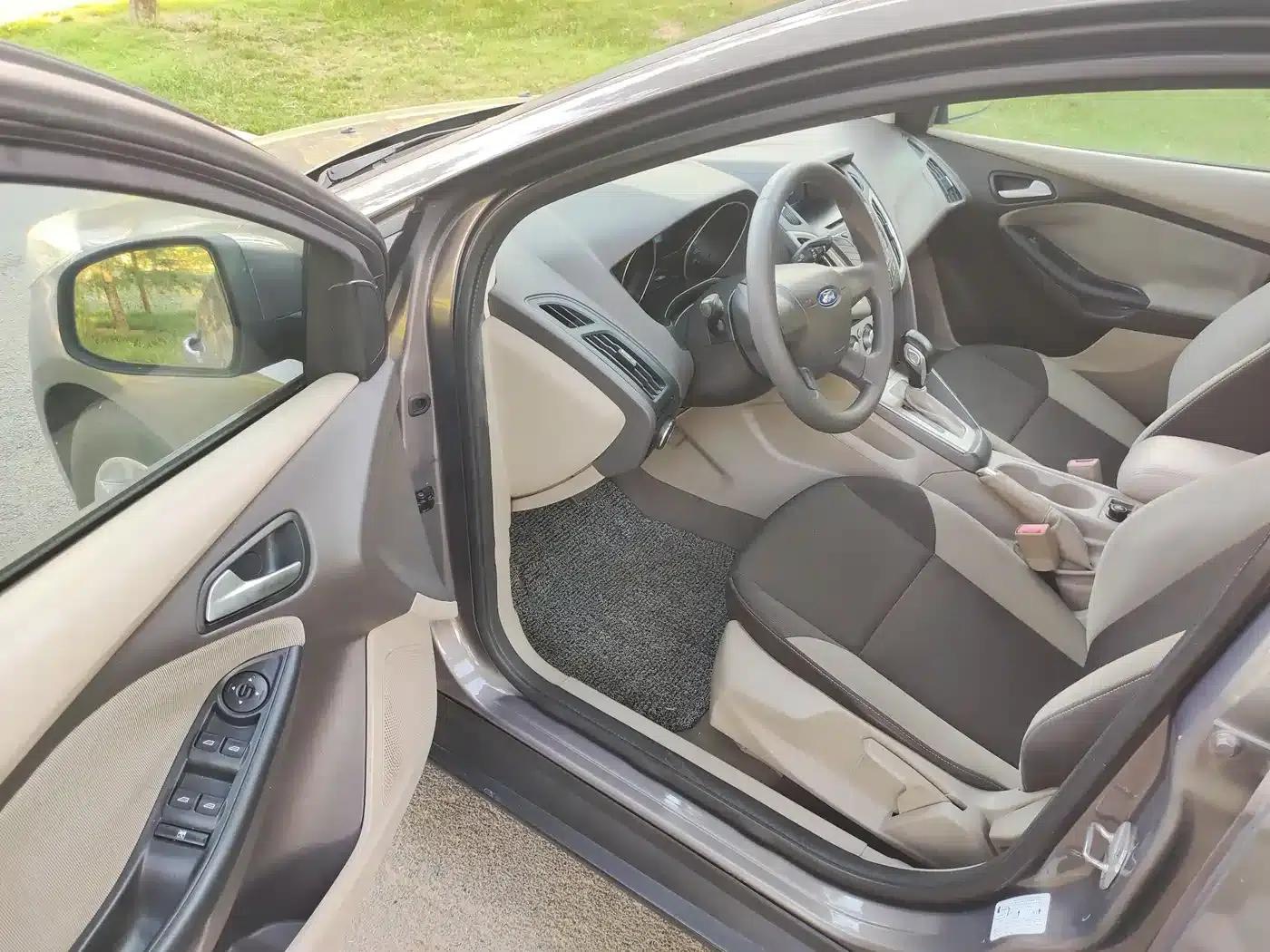 Ford Focus 2012 Sedan 1.6L Automatic Comfort — миниатюра 4