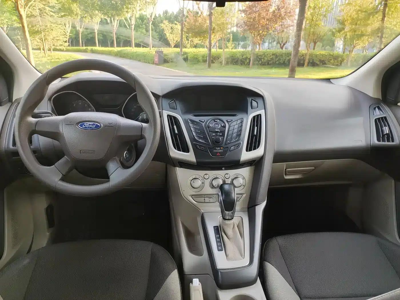 Ford Focus 2012 Sedan 1.6L Automatic Comfort — миниатюра 5