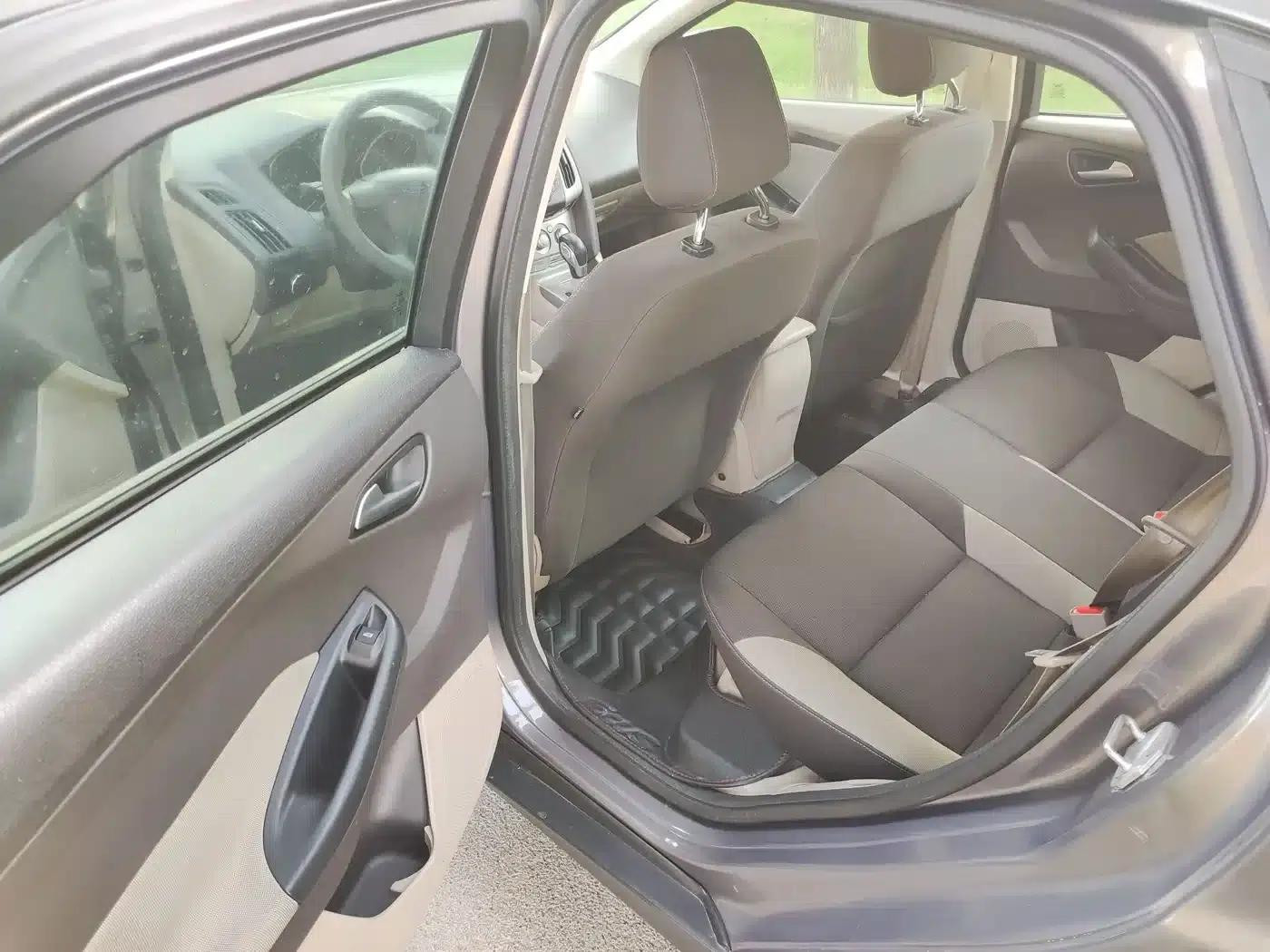 Ford Focus 2012 Sedan 1.6L Automatic Comfort — миниатюра 6