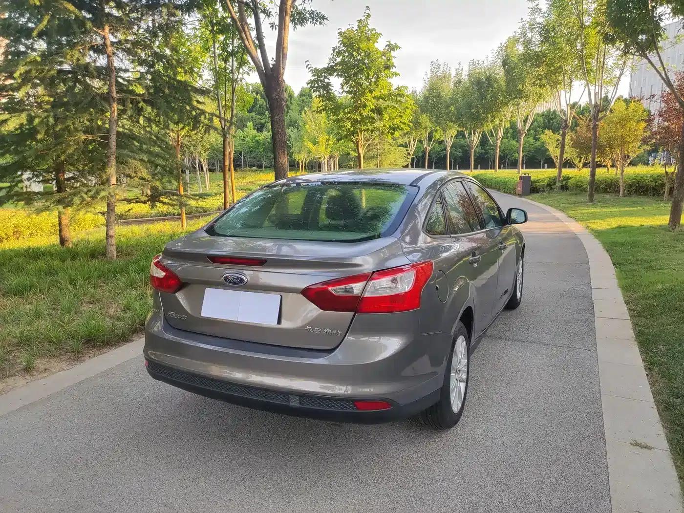 Ford Focus 2012 Sedan 1.6L Automatic Comfort — миниатюра 7