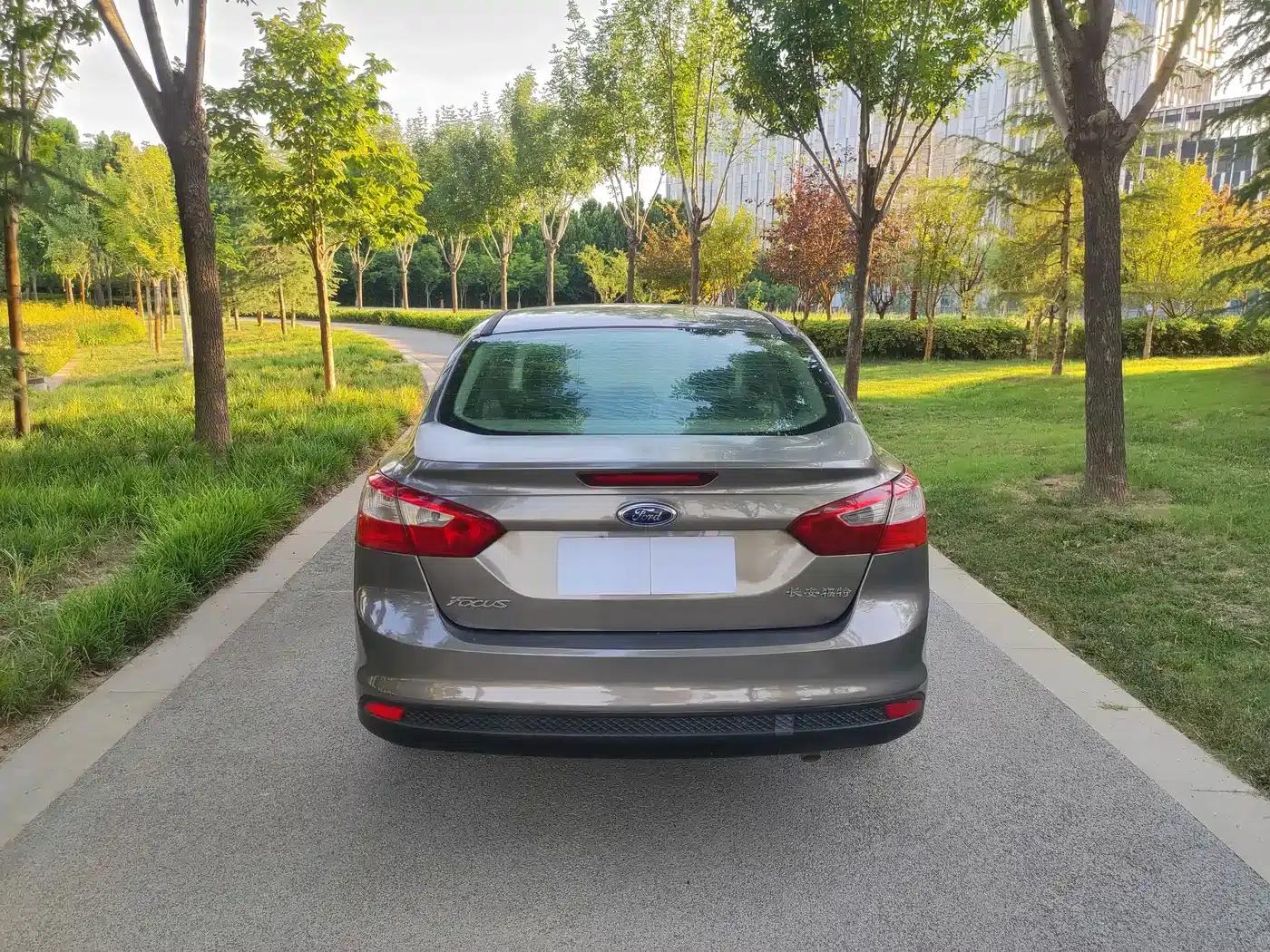 Ford Focus 2012 Sedan 1.6L Automatic Comfort — миниатюра 8
