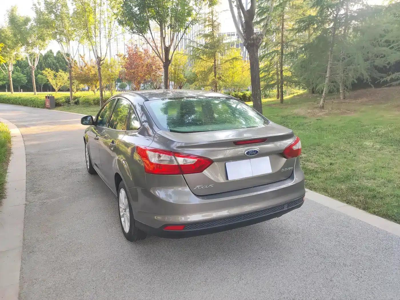 Ford Focus 2012 Sedan 1.6L Automatic Comfort — миниатюра 9