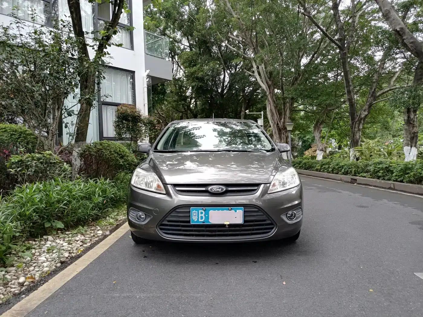 Ford Focus 2013 Sedan Classic 1.8L Automatic Basic Model — миниатюра 1