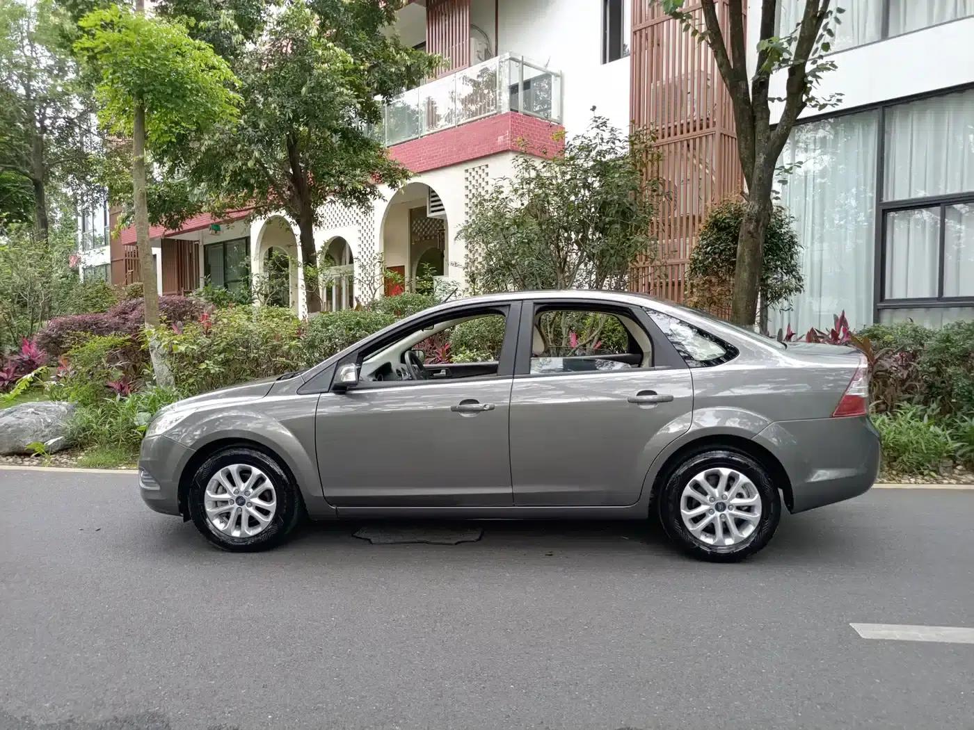 Ford Focus 2013 Sedan Classic 1.8L Automatic Basic Model — миниатюра 2