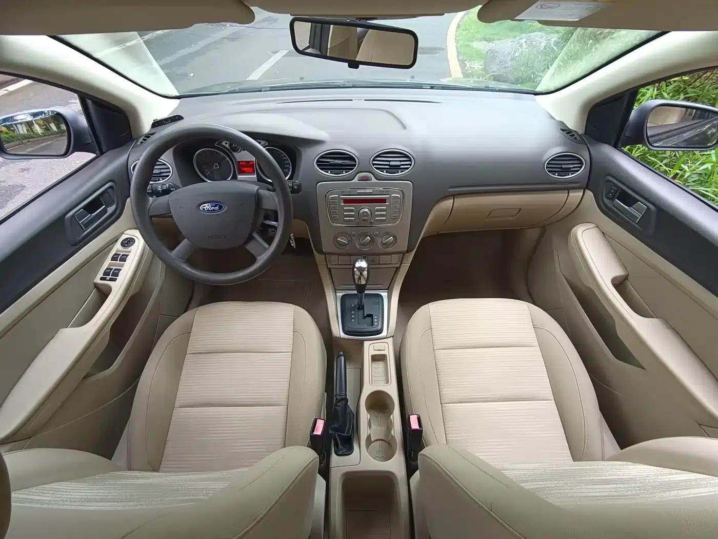 Ford Focus 2013 Sedan Classic 1.8L Automatic Basic Model — миниатюра 11