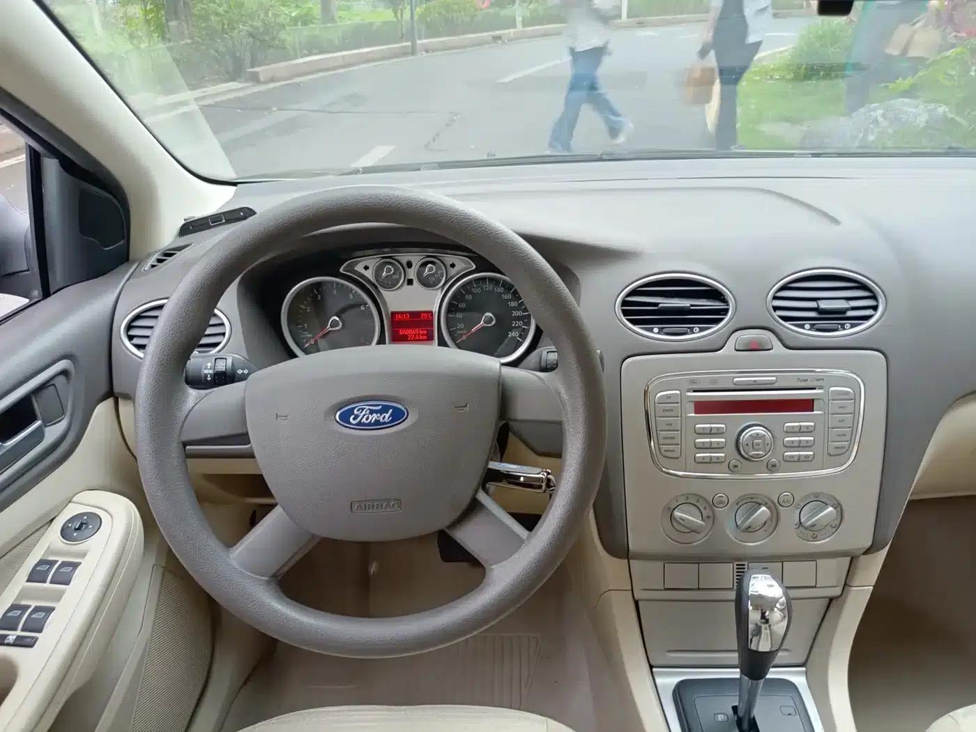 Ford Focus 2013 Sedan Classic 1.8L Automatic Basic Model — миниатюра 12