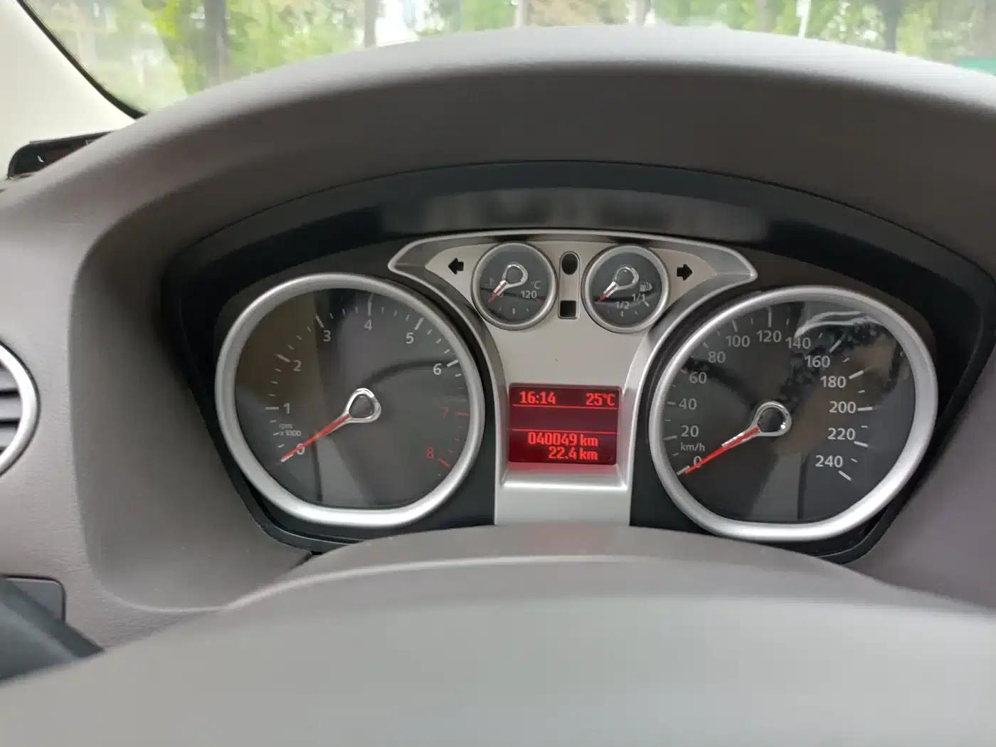Ford Focus 2013 Sedan Classic 1.8L Automatic Basic Model — миниатюра 13