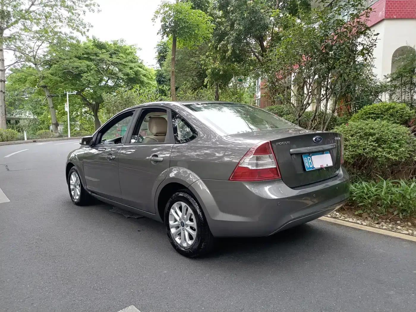 Ford Focus 2013 Sedan Classic 1.8L Automatic Basic Model — миниатюра 3