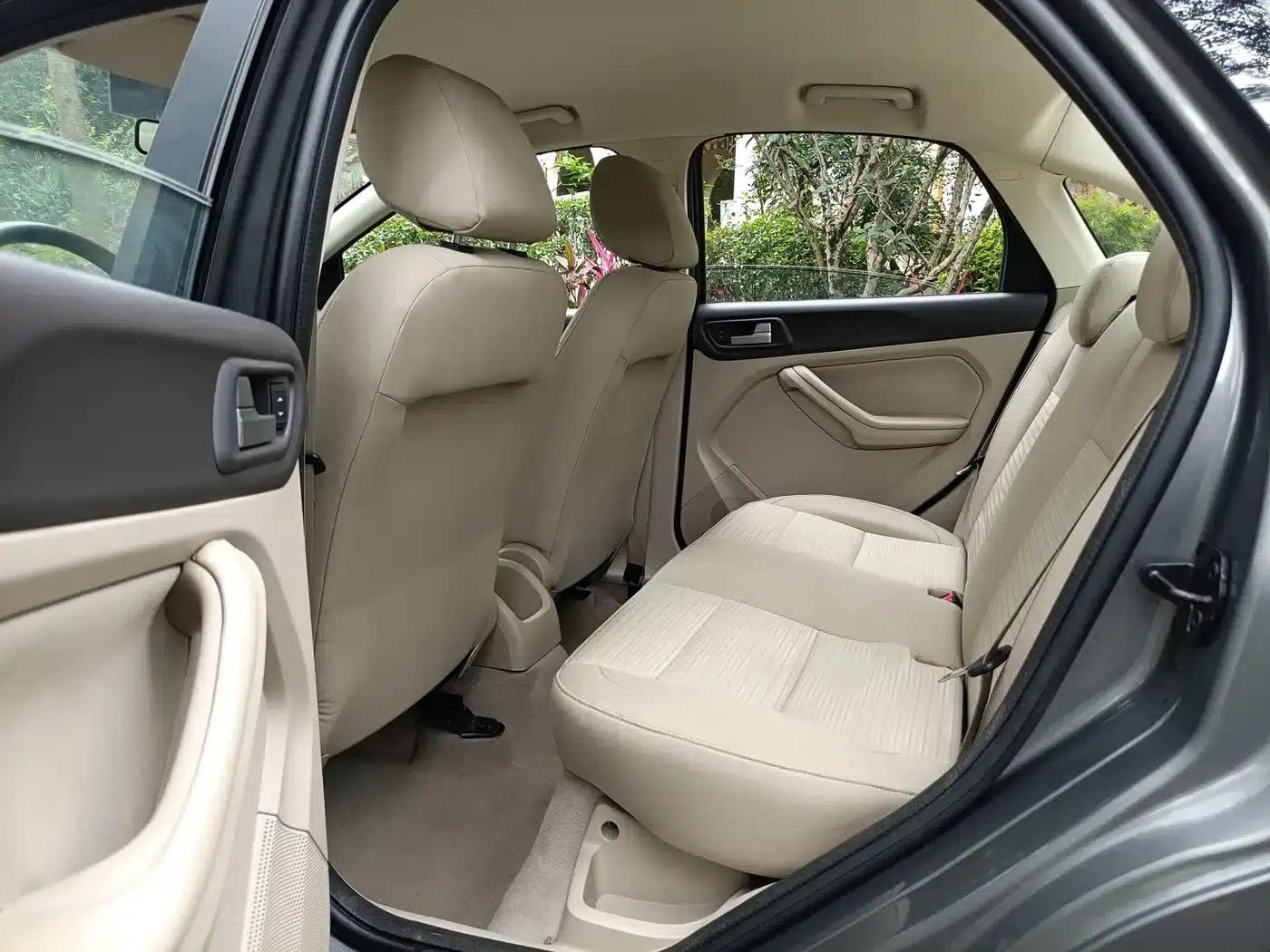 Ford Focus 2013 Sedan Classic 1.8L Automatic Basic Model — миниатюра 9