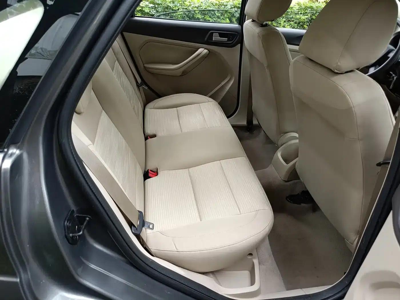 Ford Focus 2013 Sedan Classic 1.8L Automatic Basic Model — миниатюра 10