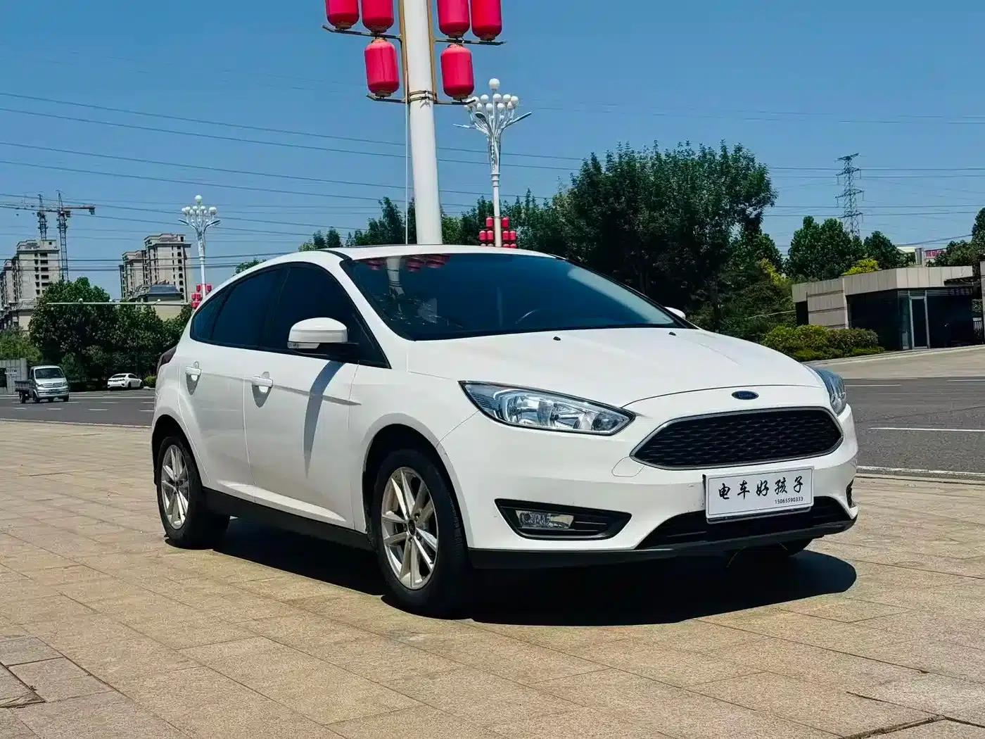Ford Focus 2018 Hatchback Classic 1.6L Automatic Fashion Smart Edition — миниатюра 3