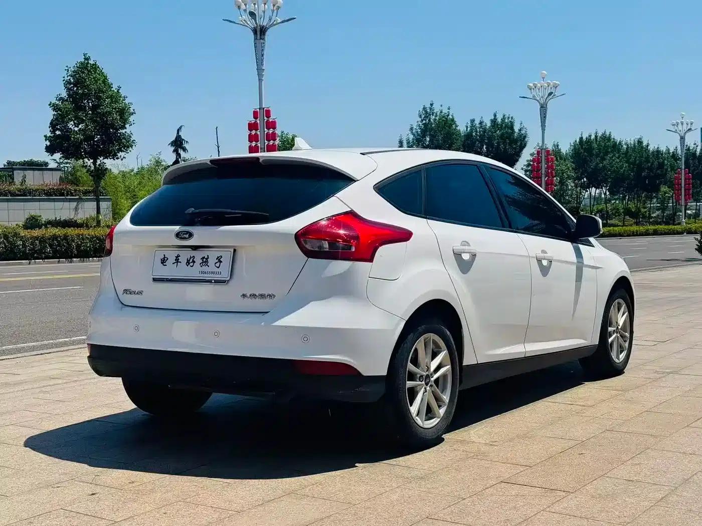 Ford Focus 2018 Hatchback Classic 1.6L Automatic Fashion Smart Edition — миниатюра 4