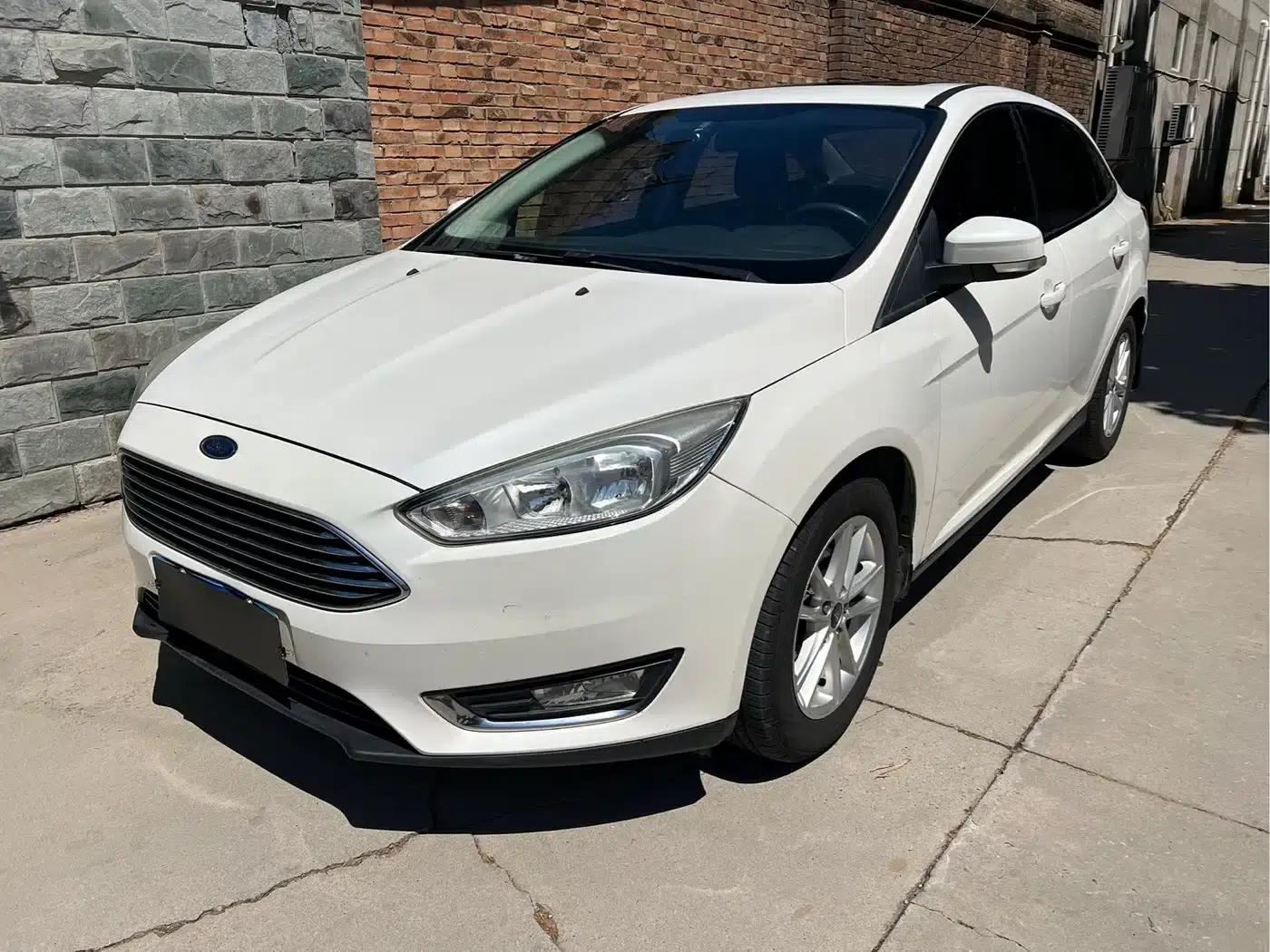 Ford Focus 2015 Sedan 1.6L Automatic Fashion Edition — миниатюра 1
