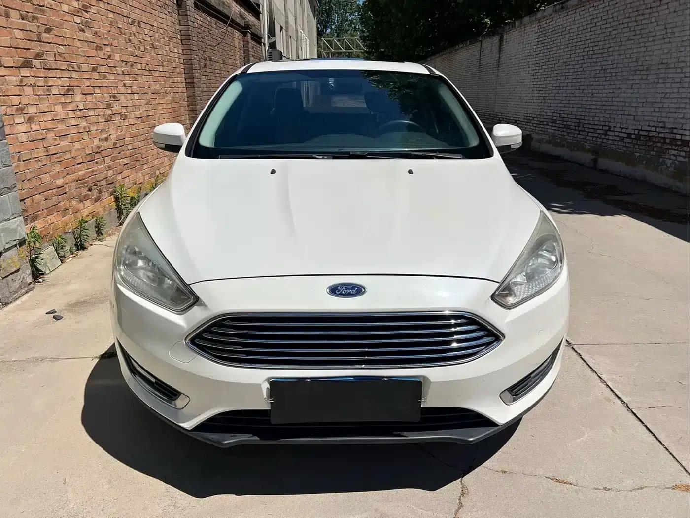 Ford Focus 2015 Sedan 1.6L Automatic Fashion Edition — миниатюра 2