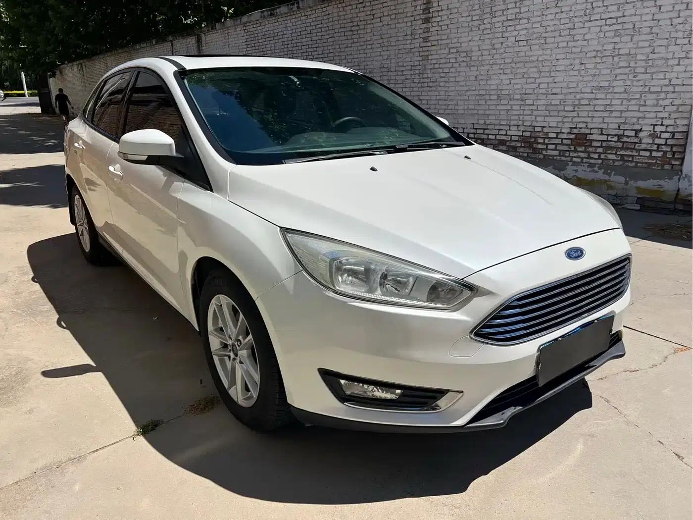 Ford Focus 2015 Sedan 1.6L Automatic Fashion Edition — миниатюра 3