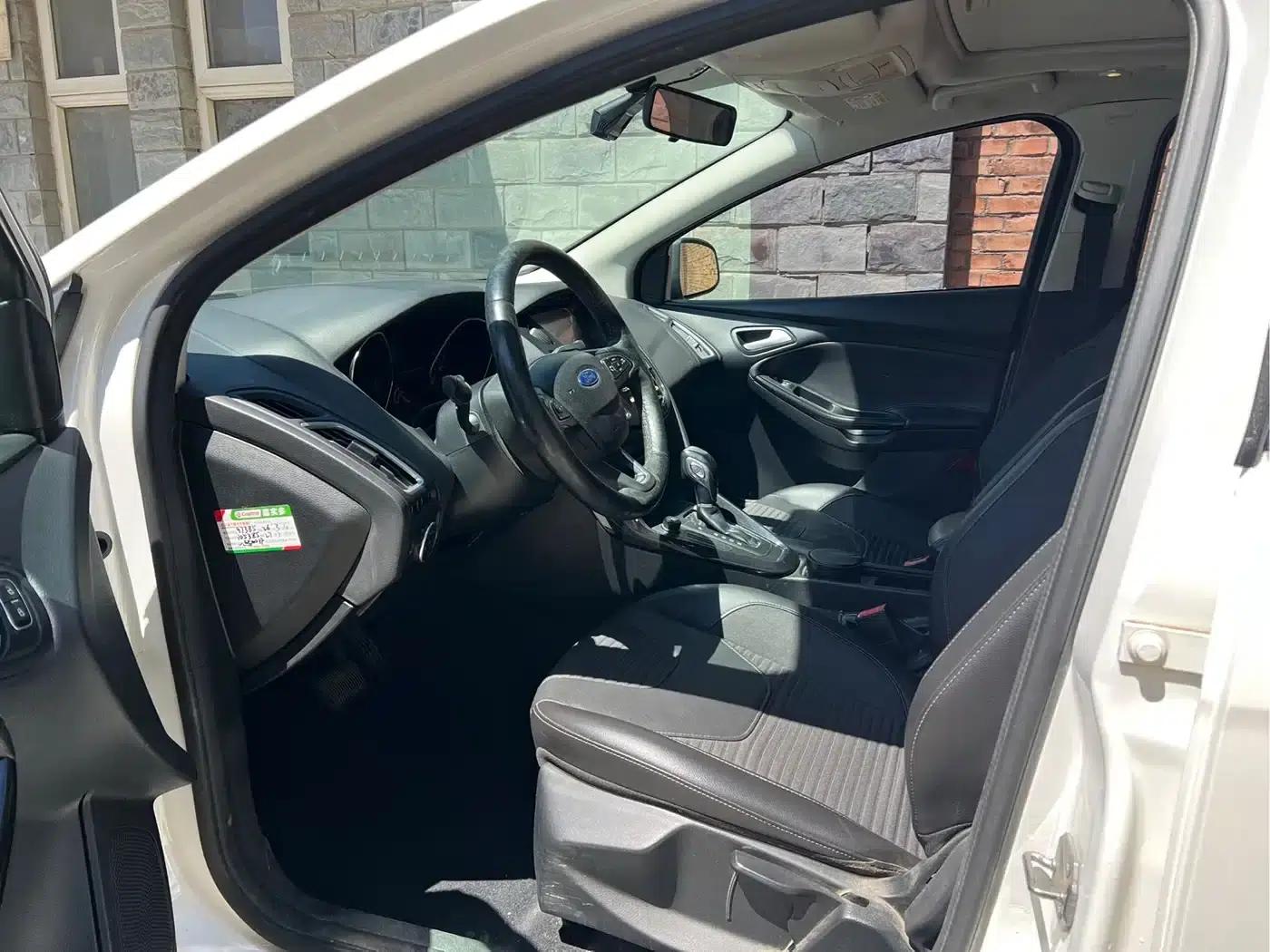 Ford Focus 2015 Sedan 1.6L Automatic Fashion Edition — миниатюра 4
