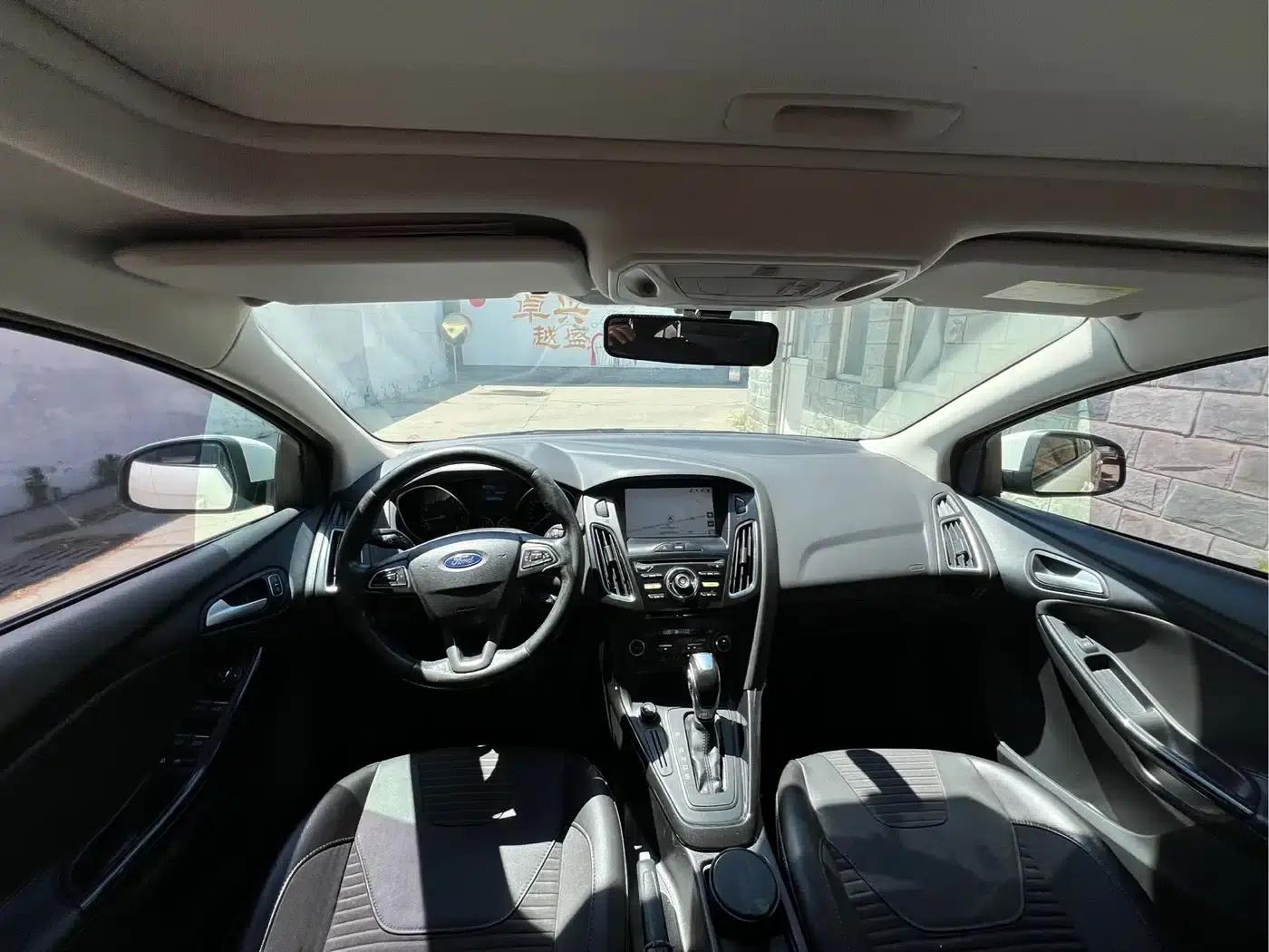 Ford Focus 2015 Sedan 1.6L Automatic Fashion Edition — миниатюра 5