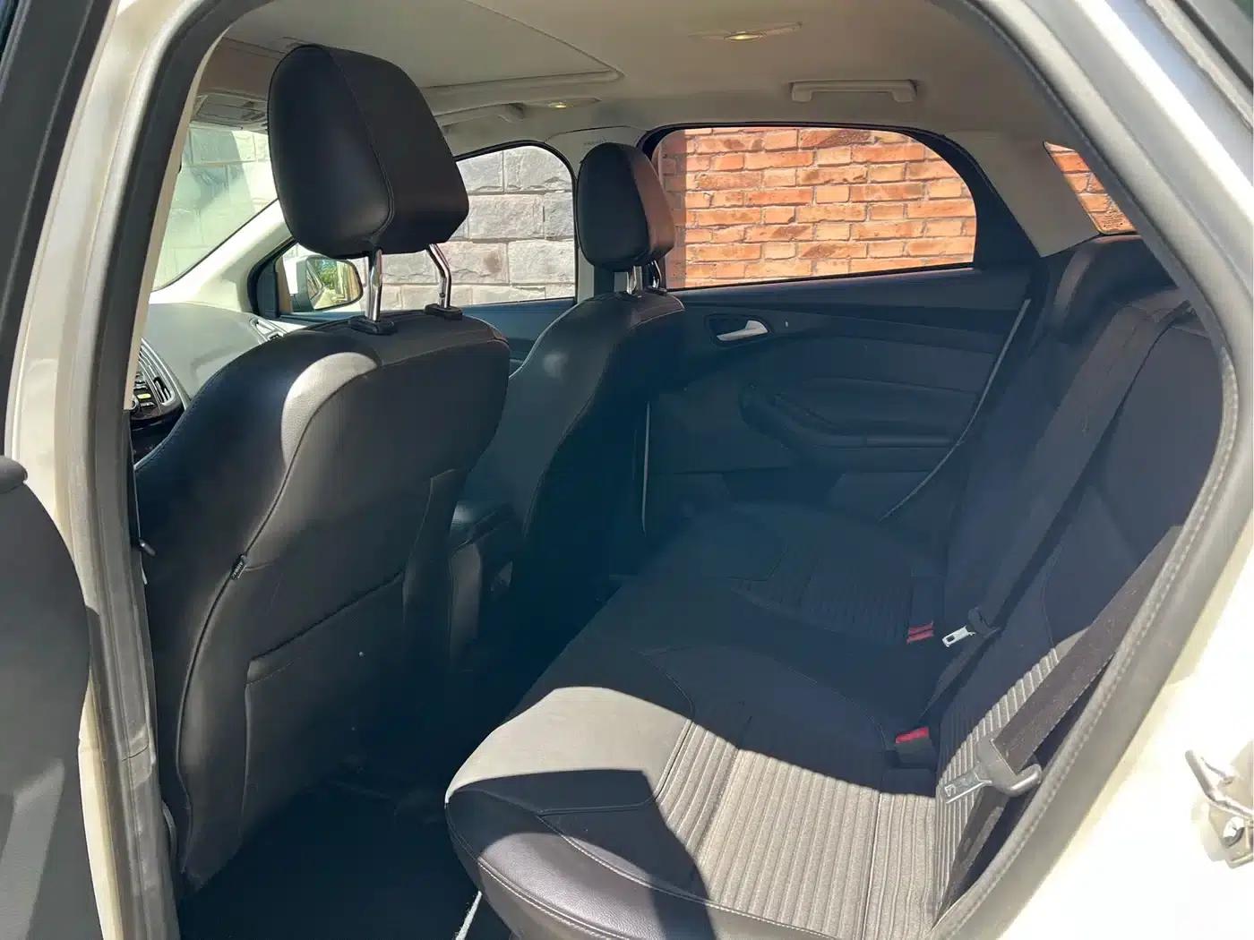 Ford Focus 2015 Sedan 1.6L Automatic Fashion Edition — миниатюра 6