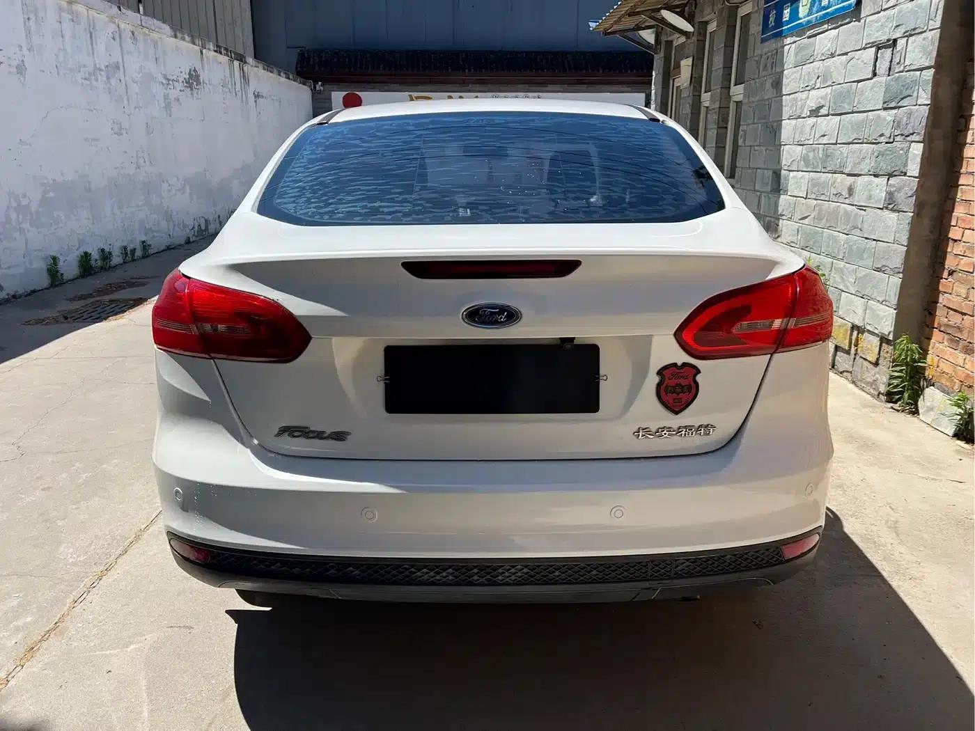 Ford Focus 2015 Sedan 1.6L Automatic Fashion Edition — миниатюра 7