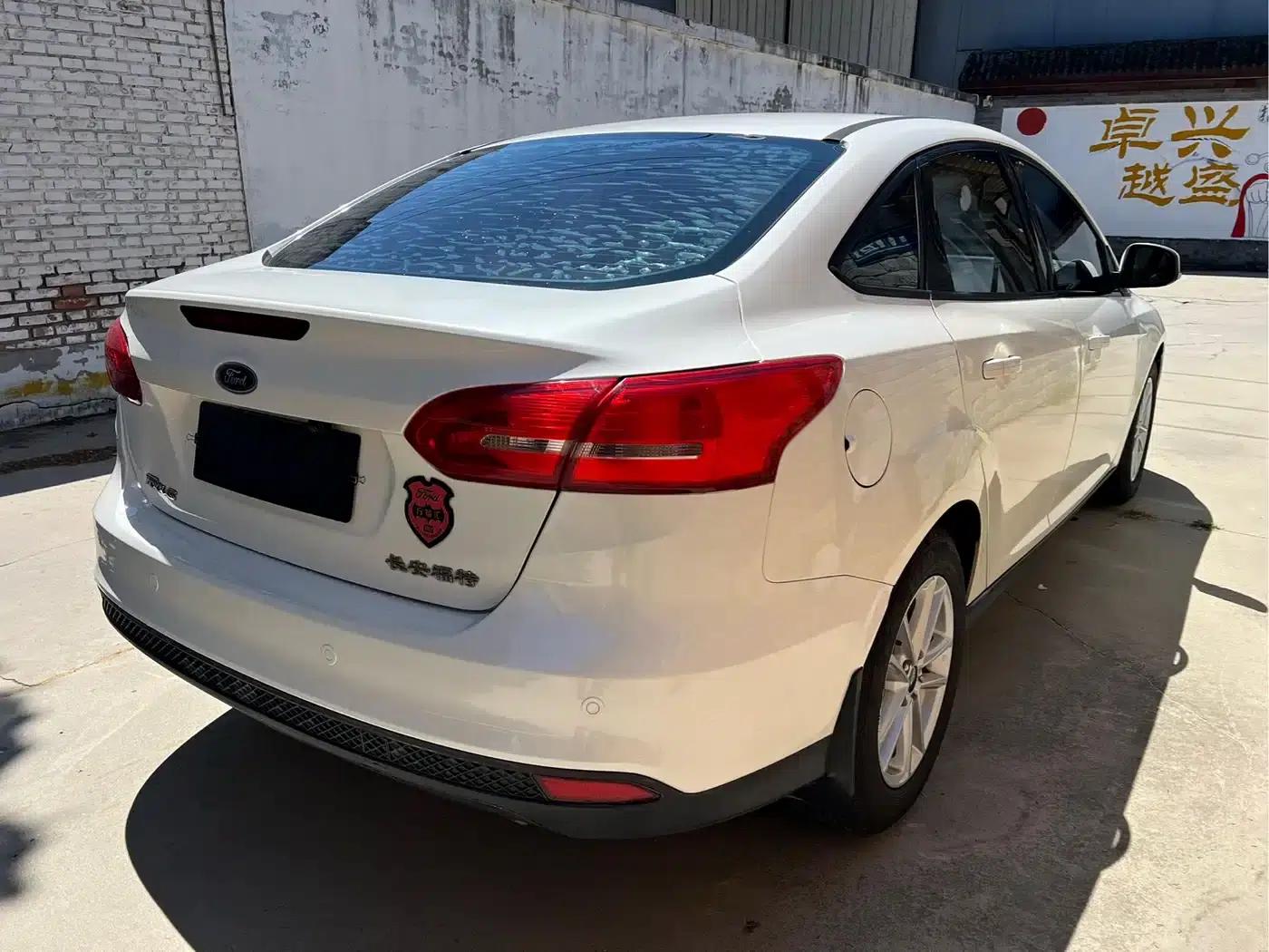Ford Focus 2015 Sedan 1.6L Automatic Fashion Edition — миниатюра 8