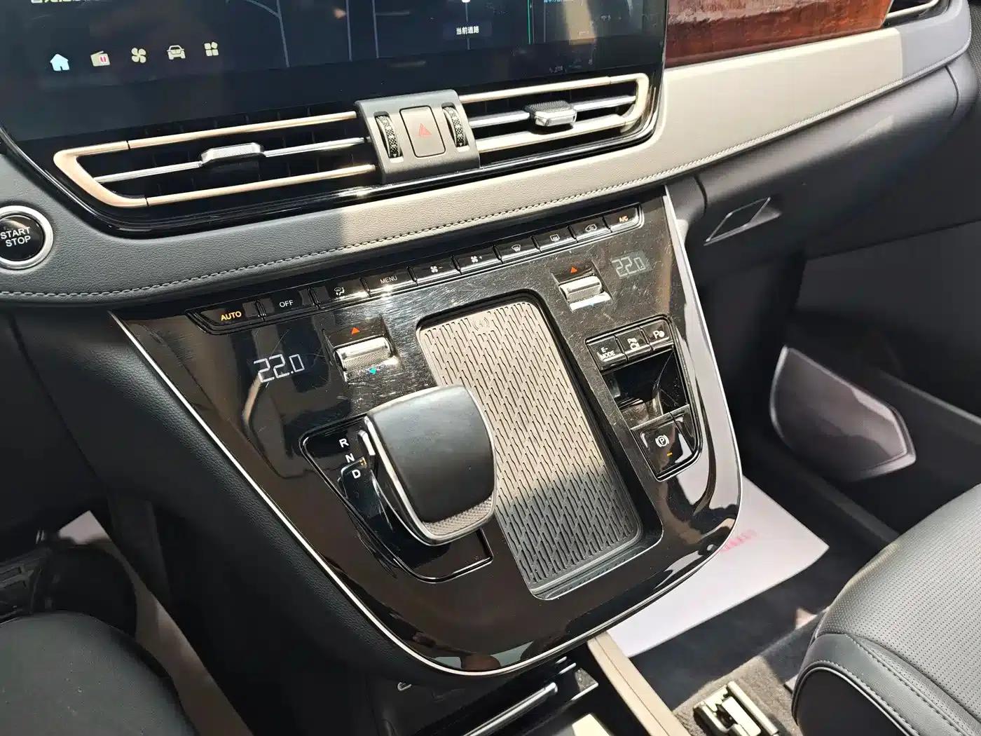 Hongqi HQ9 PHEV 2024 2.0T AWD Luxury Edition — миниатюра 3