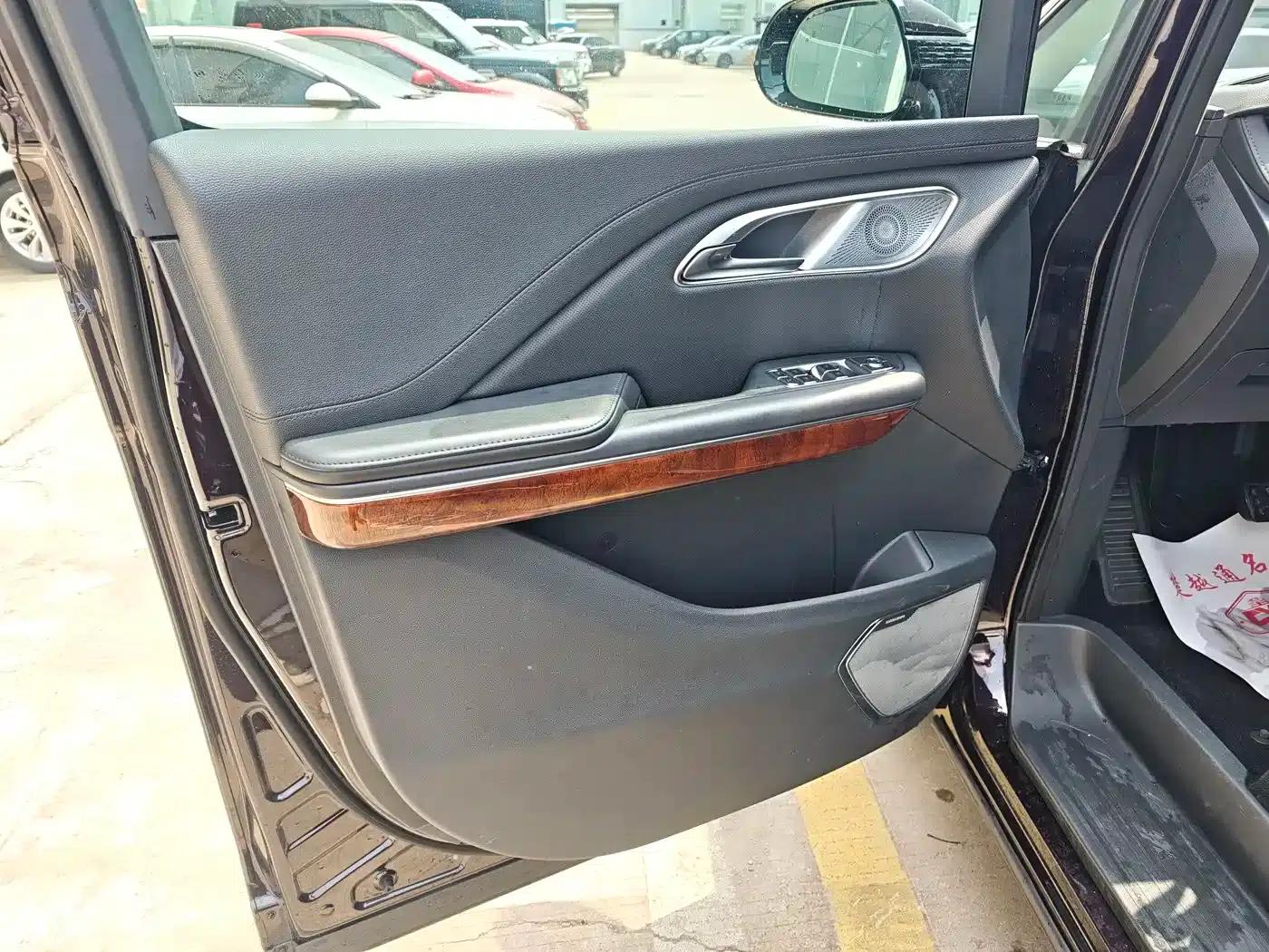 Hongqi HQ9 PHEV 2024 2.0T AWD Luxury Edition — миниатюра 8