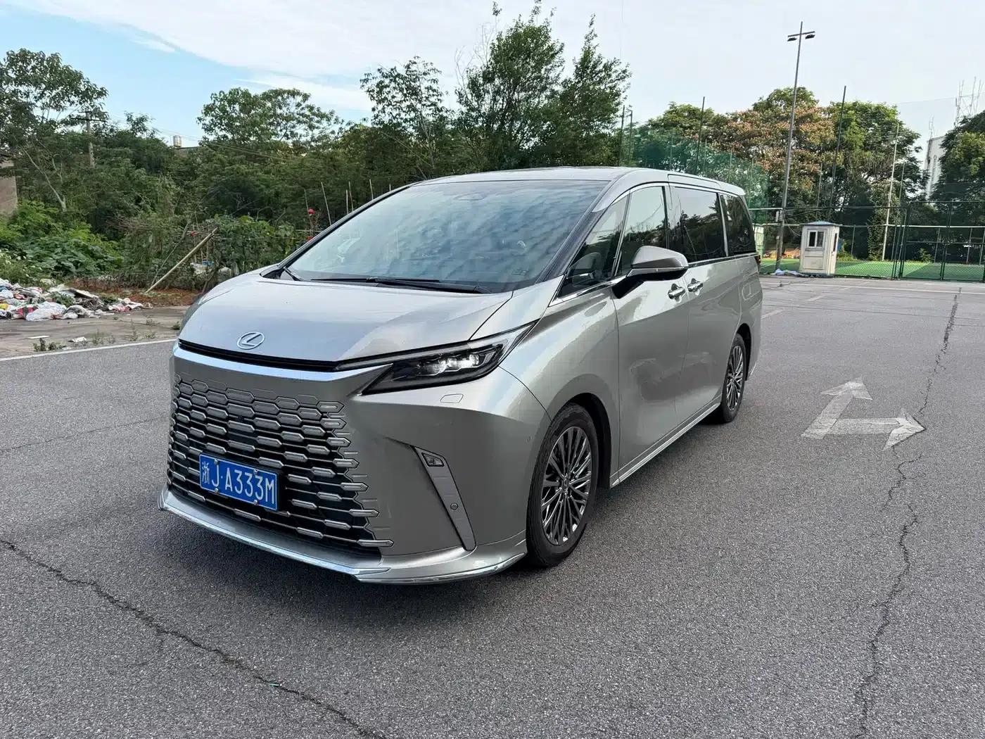 Lexus LM 2025 500h Six-Seat Premium Edition — миниатюра 1