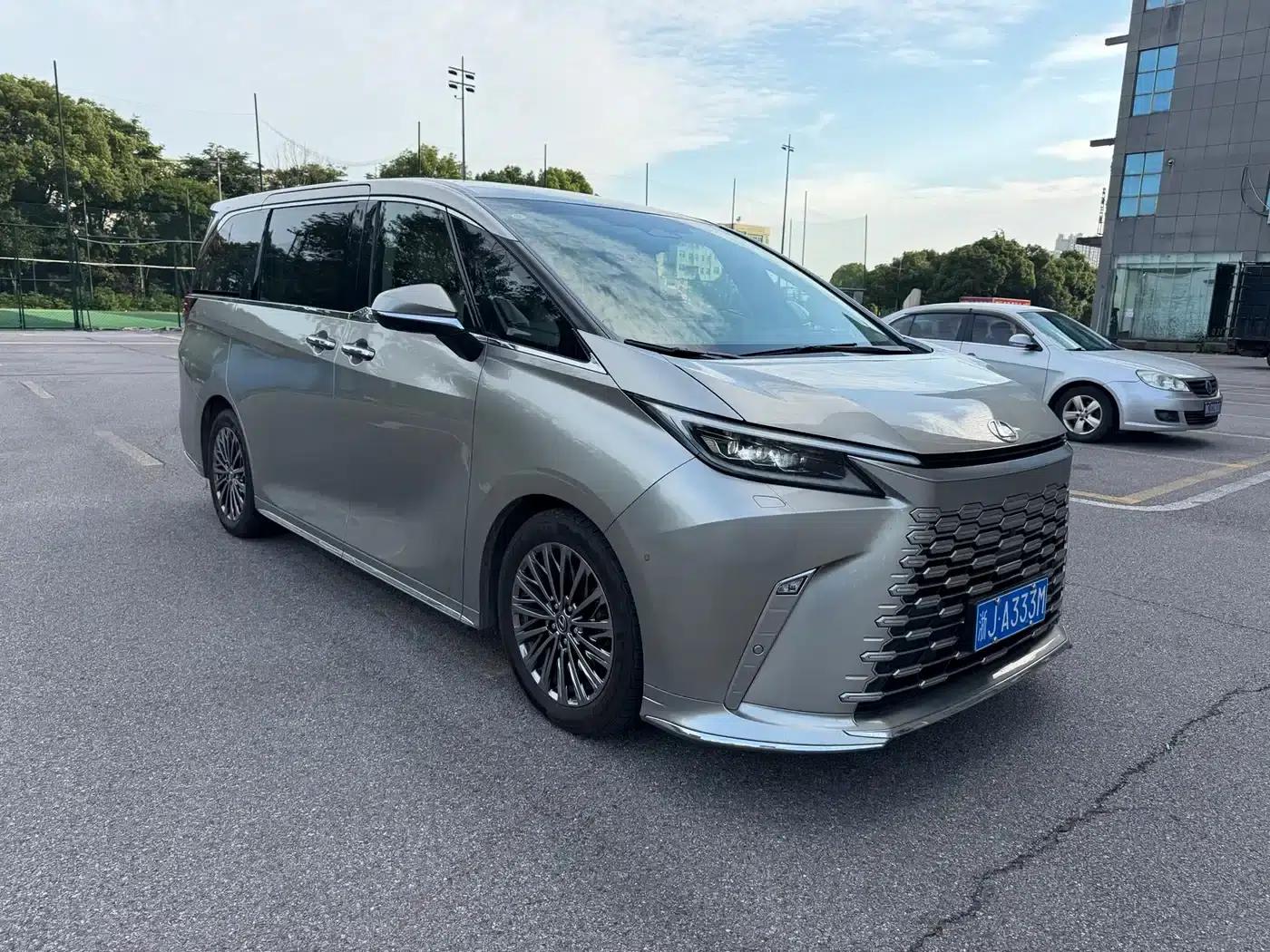 Lexus LM 2025 500h Six-Seat Premium Edition — миниатюра 3