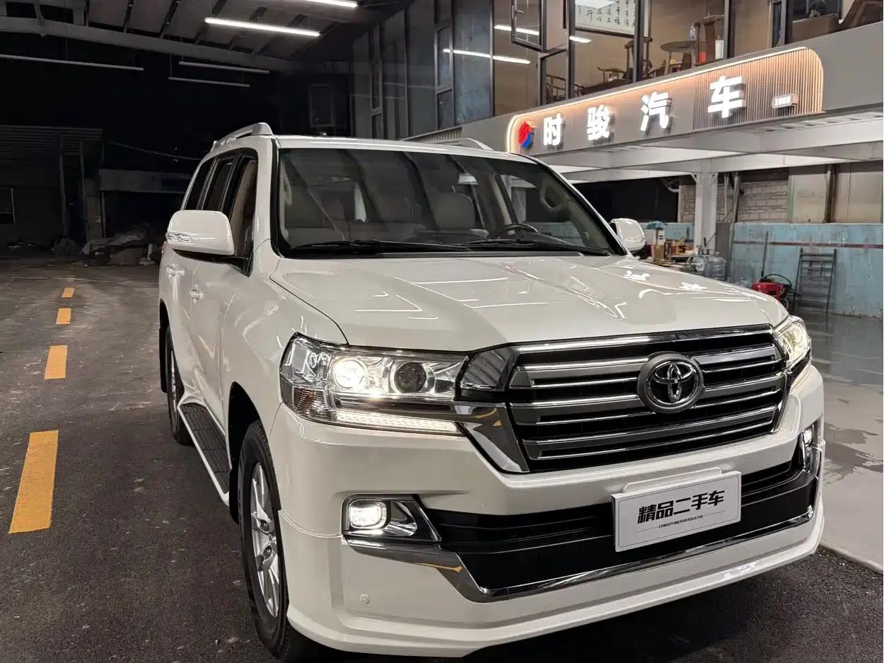 2016 Land Cruiser (Imported) 5.7L Middle East Edition — миниатюра 3