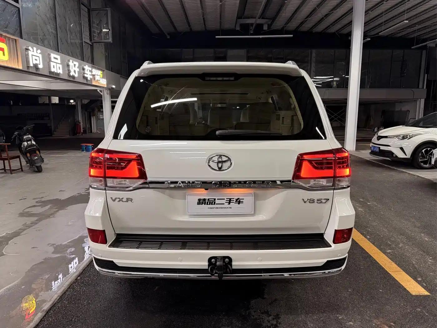 2016 Land Cruiser (Imported) 5.7L Middle East Edition — миниатюра 4