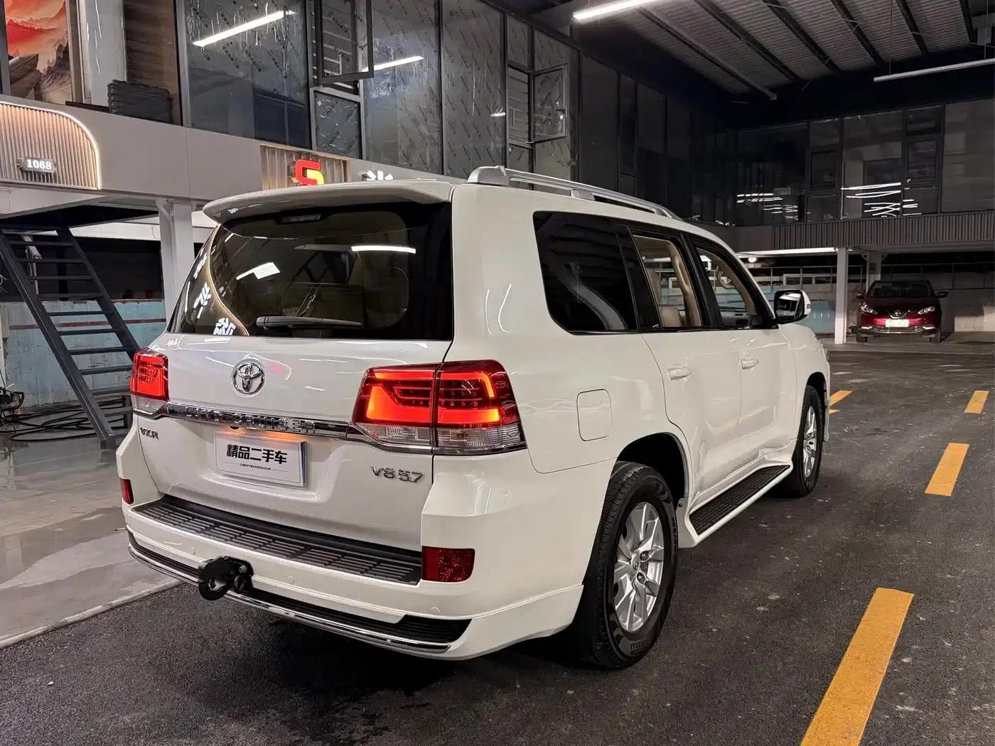 2016 Land Cruiser (Imported) 5.7L Middle East Edition — миниатюра 5