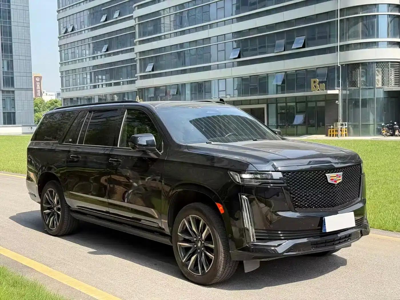 2023 Cadillac Escalade 6.2L Canadian Spec — миниатюра 3